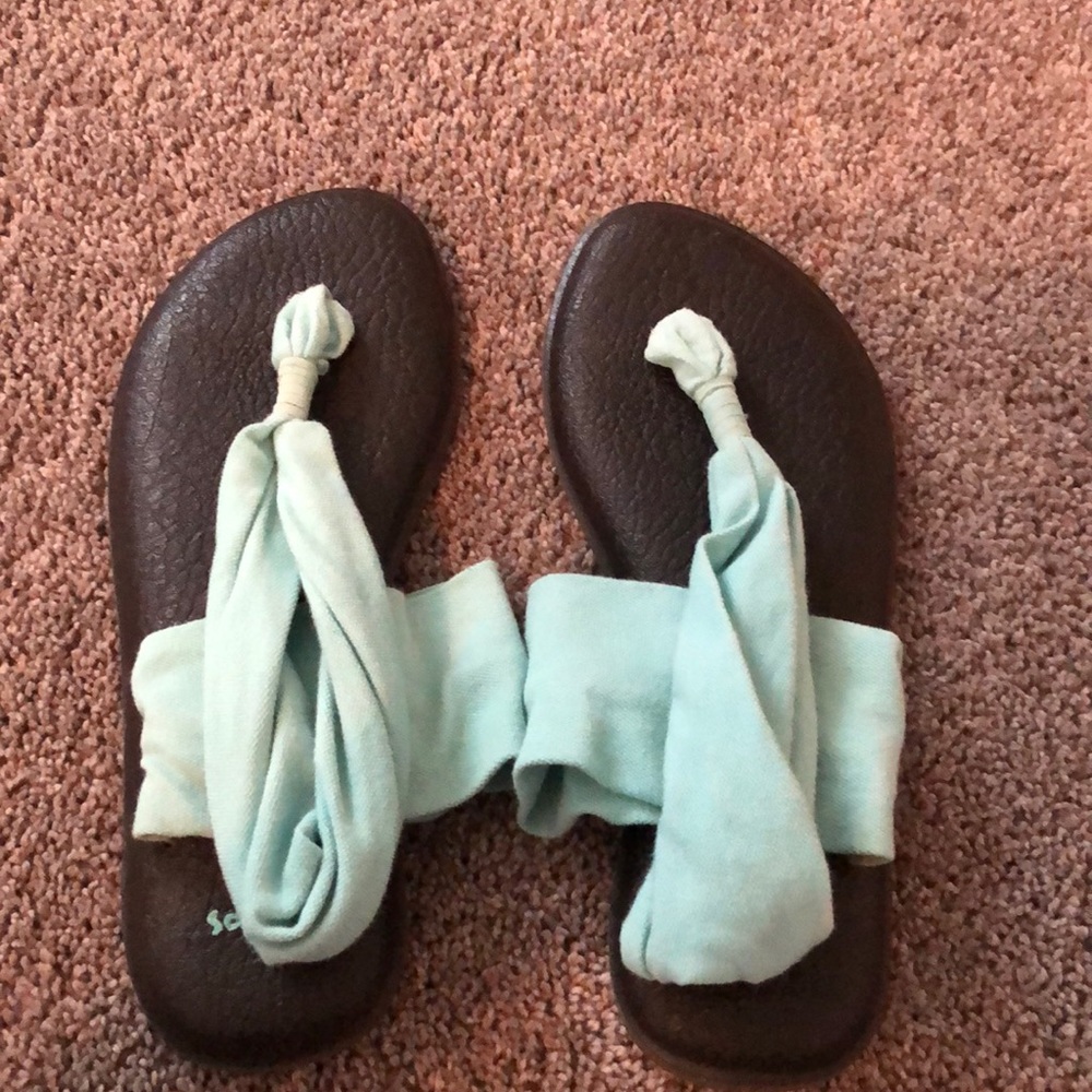 Yoga mat Sanuk sandals